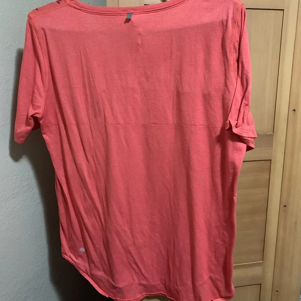 Lululemon Women’s T-shirt - Picture 2 of 4